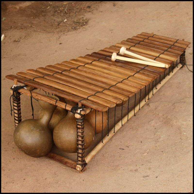 Ударный идиофон 8 букв сканворд. Балафон музыкальный инструмент. Музыкальные инструменты Африки балафон. Балафон ударный музыкальный. Средневековые ударные инструменты.