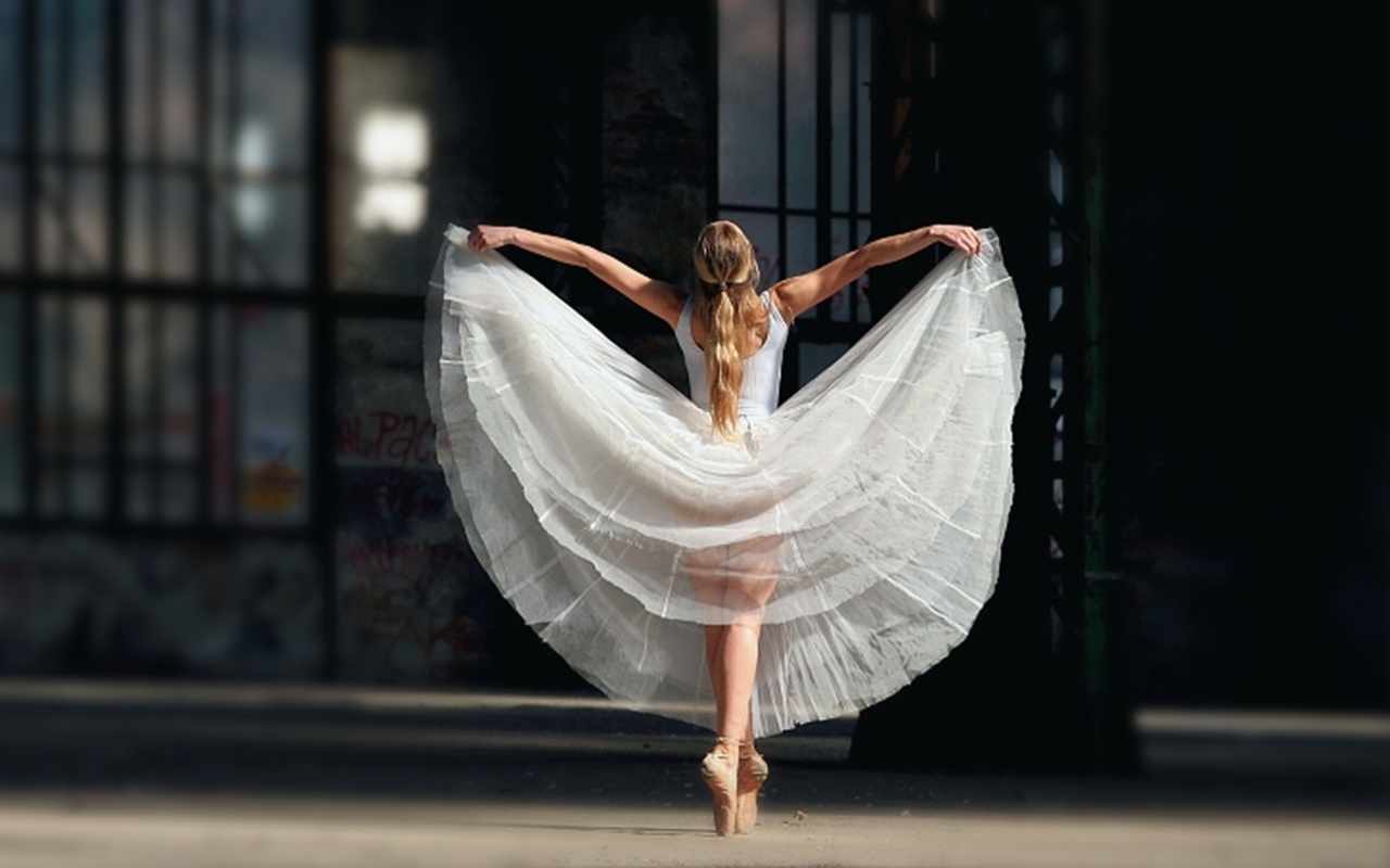 Балерина в длинном платье